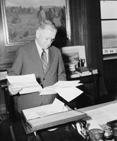 Pastor of Bruton Parish Church and father of the Restoration; Eleanor Roosevelt and an aide are on the right. Harold Ickes, left, secretary of the interior who approved HABS.