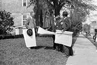 With plans in hand, (left to right) W.A.R Goodwin, 
engineer Robert Trimble, John D. Rockefeller Jr., and 
Arthur Shurcliff, the Foundation's first landscape architect, 
confer on the lawn of the George Wythe House.